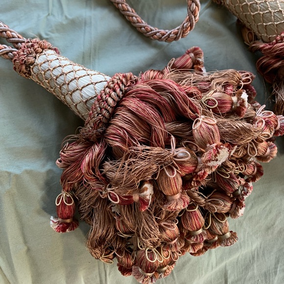 Belgium Tapestry by Flanders Tapestry with acanthe border and ornate tassels - Picture 8 of 11